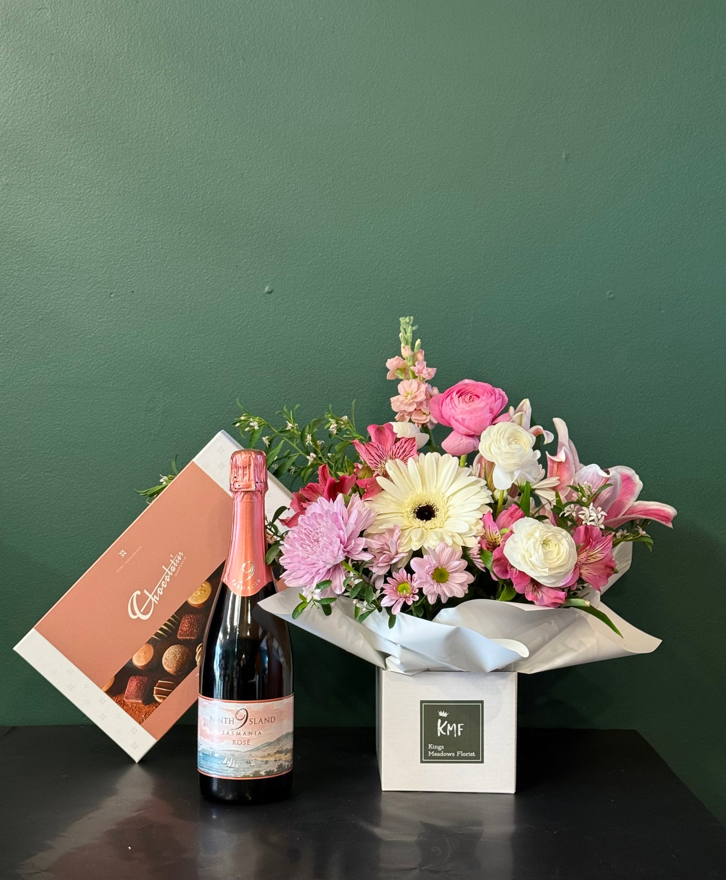 Feminine and pretty - Seasonal Arrangement