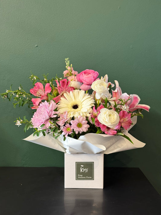 Feminine and pretty - Seasonal Arrangement