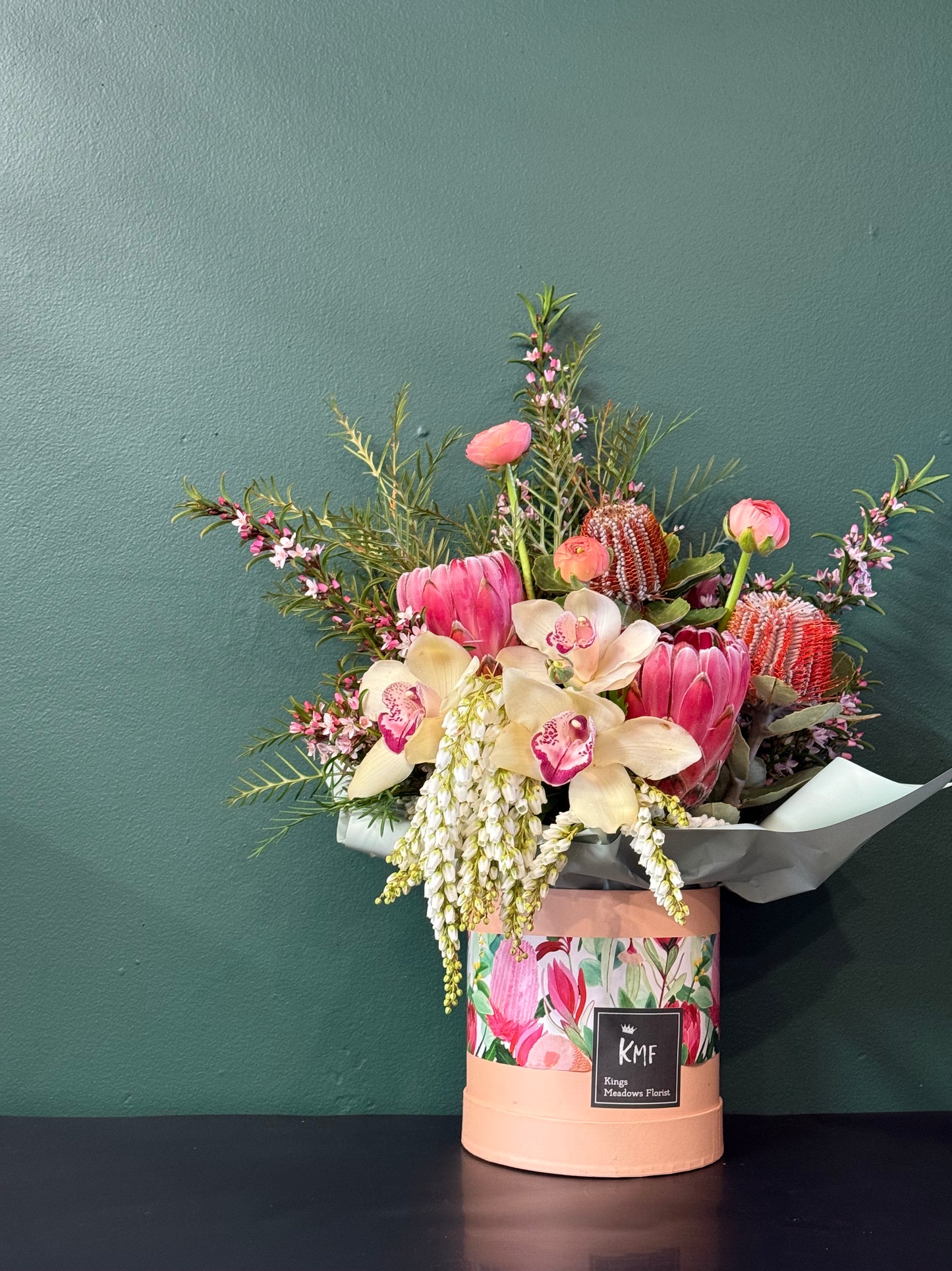 Feminine and pretty - Seasonal Arrangement