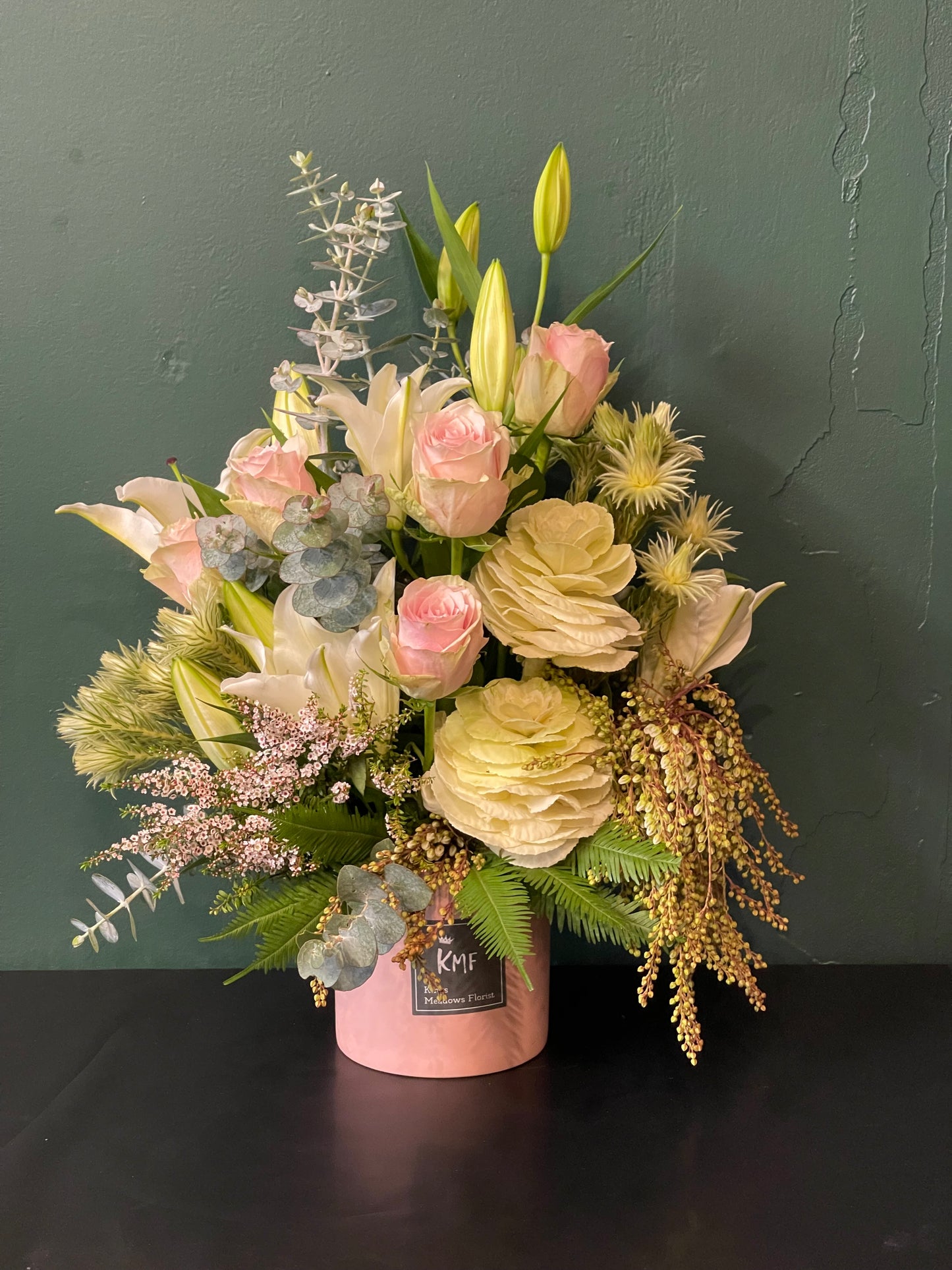 Feminine and pretty - Seasonal Arrangement