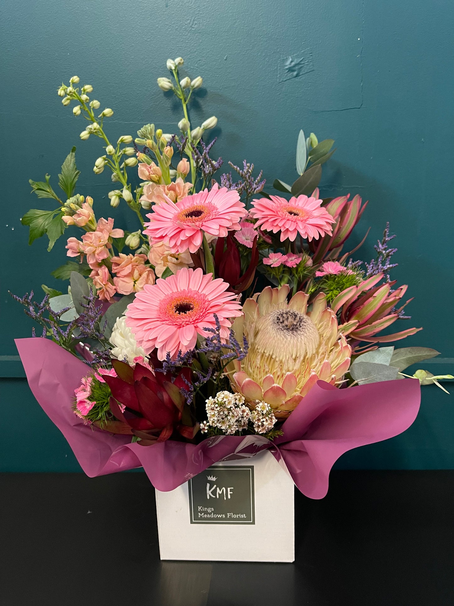 Feminine and pretty - Seasonal Arrangement