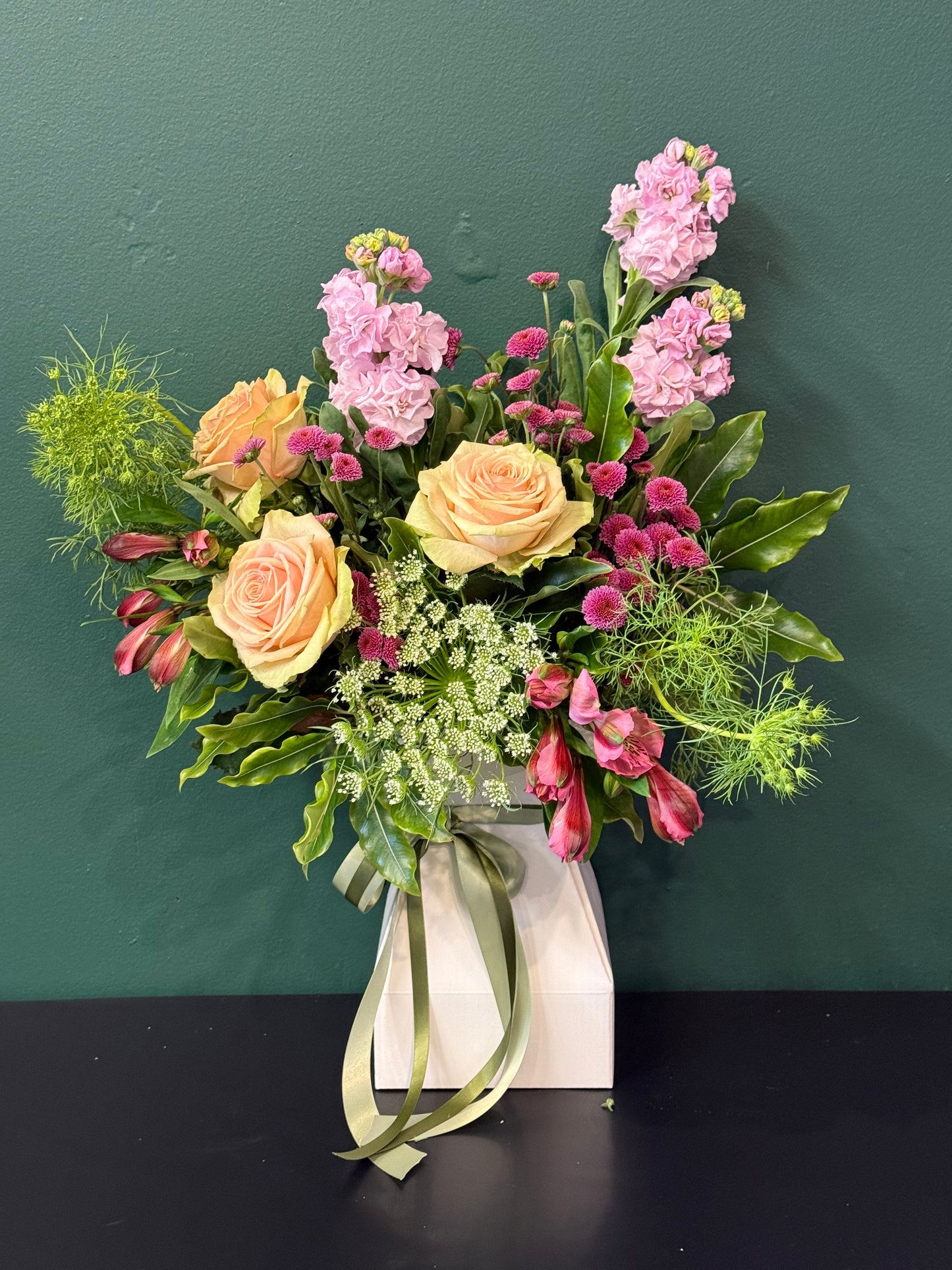 Feminine and pretty - Seasonal Arrangement