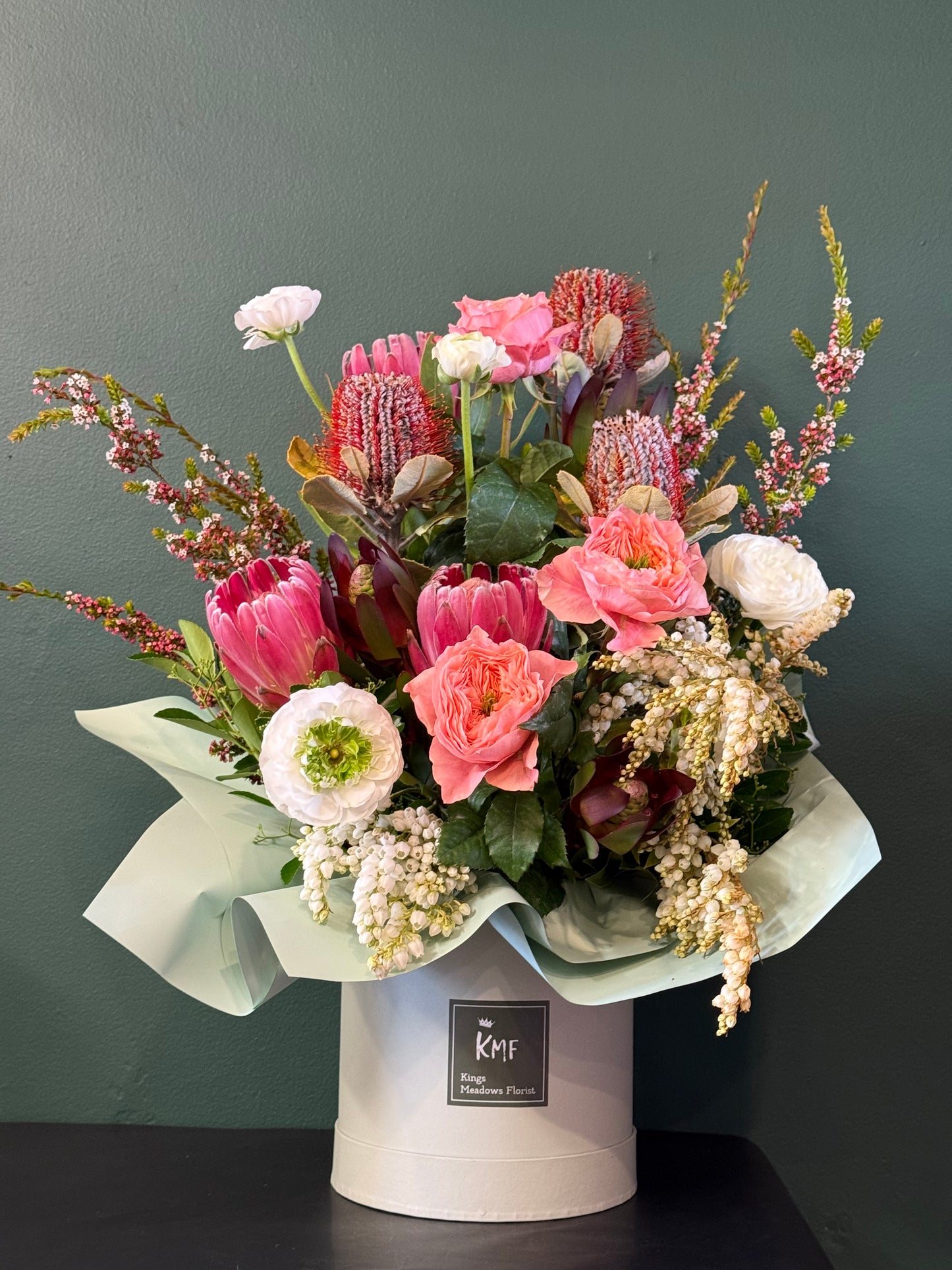 Feminine and pretty - Seasonal Arrangement