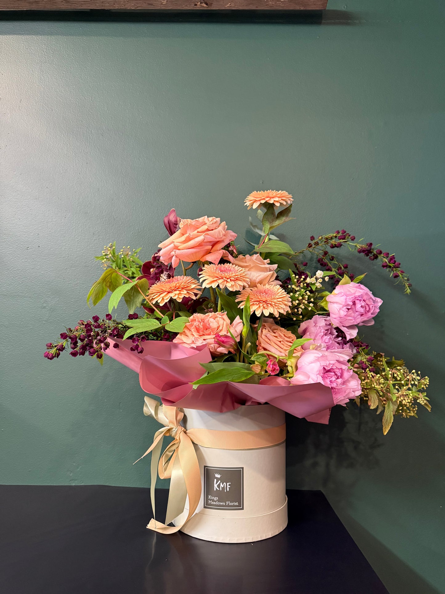 Feminine and pretty - Seasonal Arrangement