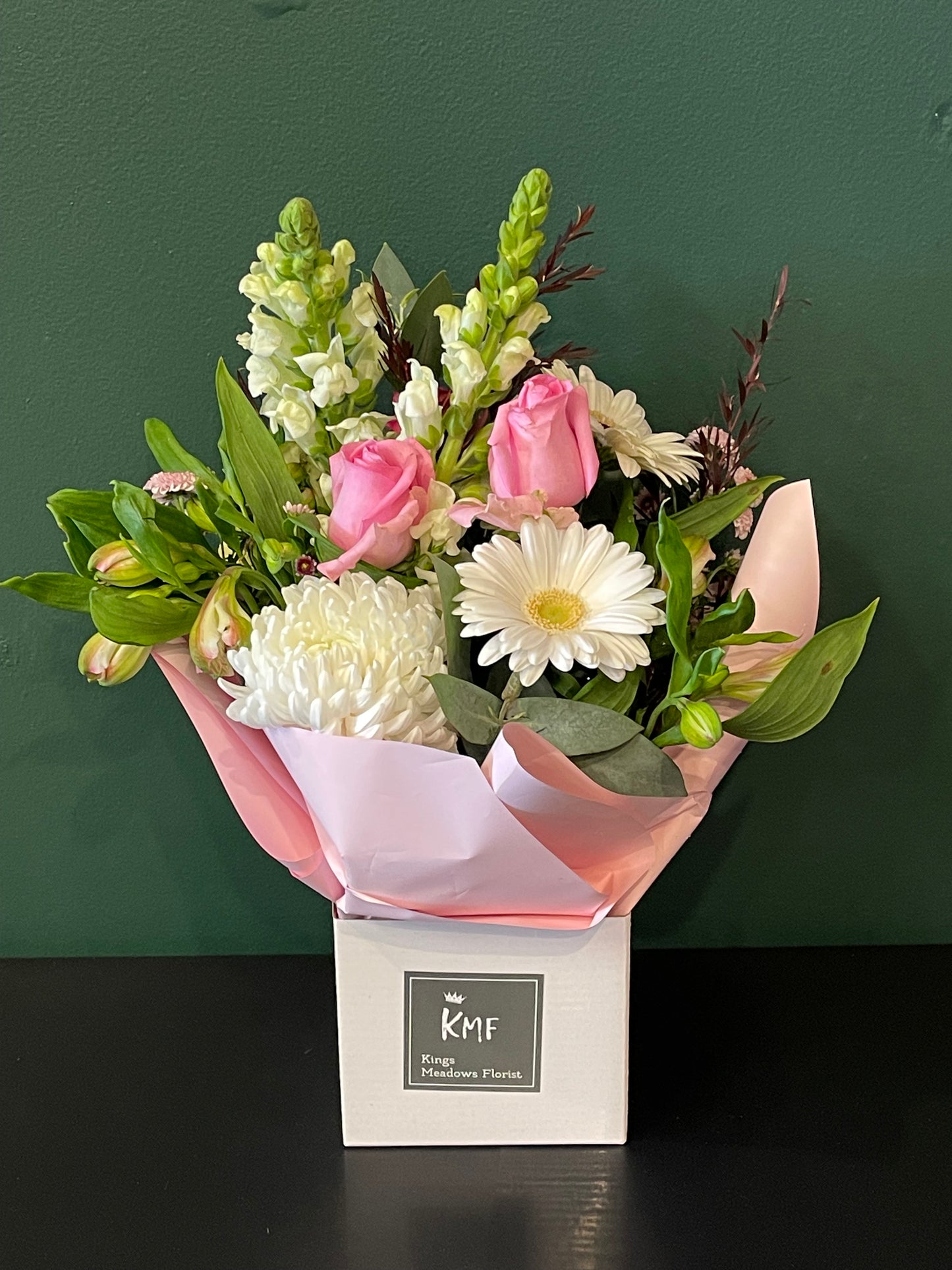 Feminine and pretty - Seasonal Arrangement