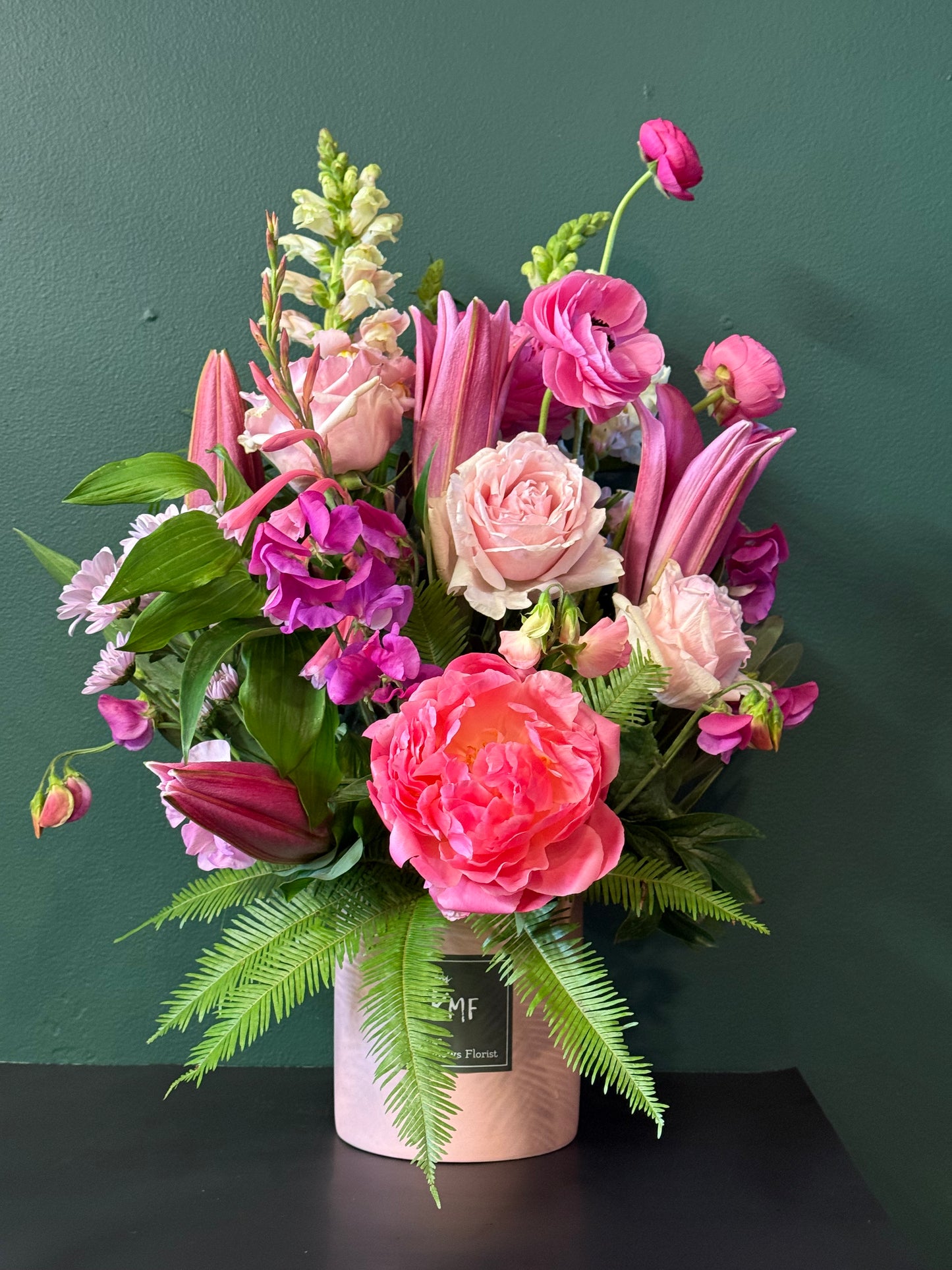 Feminine and pretty - Seasonal Arrangement